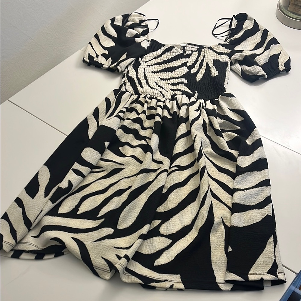 H&M Puff Sleeve Black and Cream Palm Frond Patterned Dress